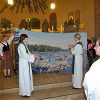 Avaa kuva isommaksi Lukasseurakunta ojentaa meille lahjaksi taustakuvan jumalanpalveluksiamme varten Kuva Paula Dierig, 2017