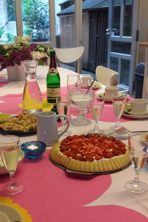 Kahvipöytä tarjoiluineen