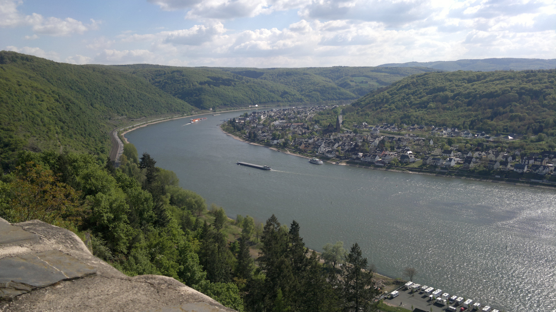 korkealta kuvattu näkymä Reinille, jokilaivoja