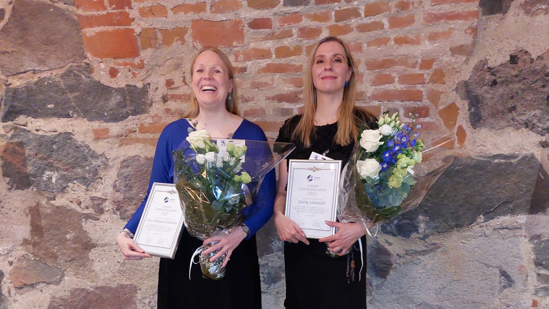 Eva-Christina Pietarinen ja Maria Männistö kunniakirjat käsissään