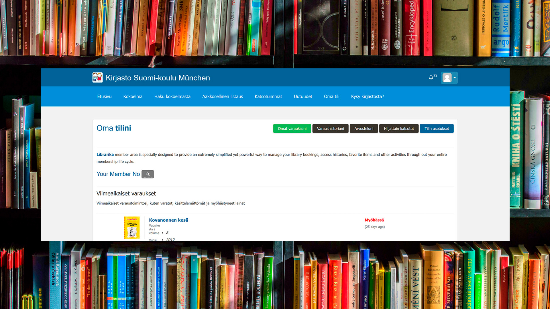 kuvakaappaus Libraika-ohjelmasta, taustalla kirjahylly
