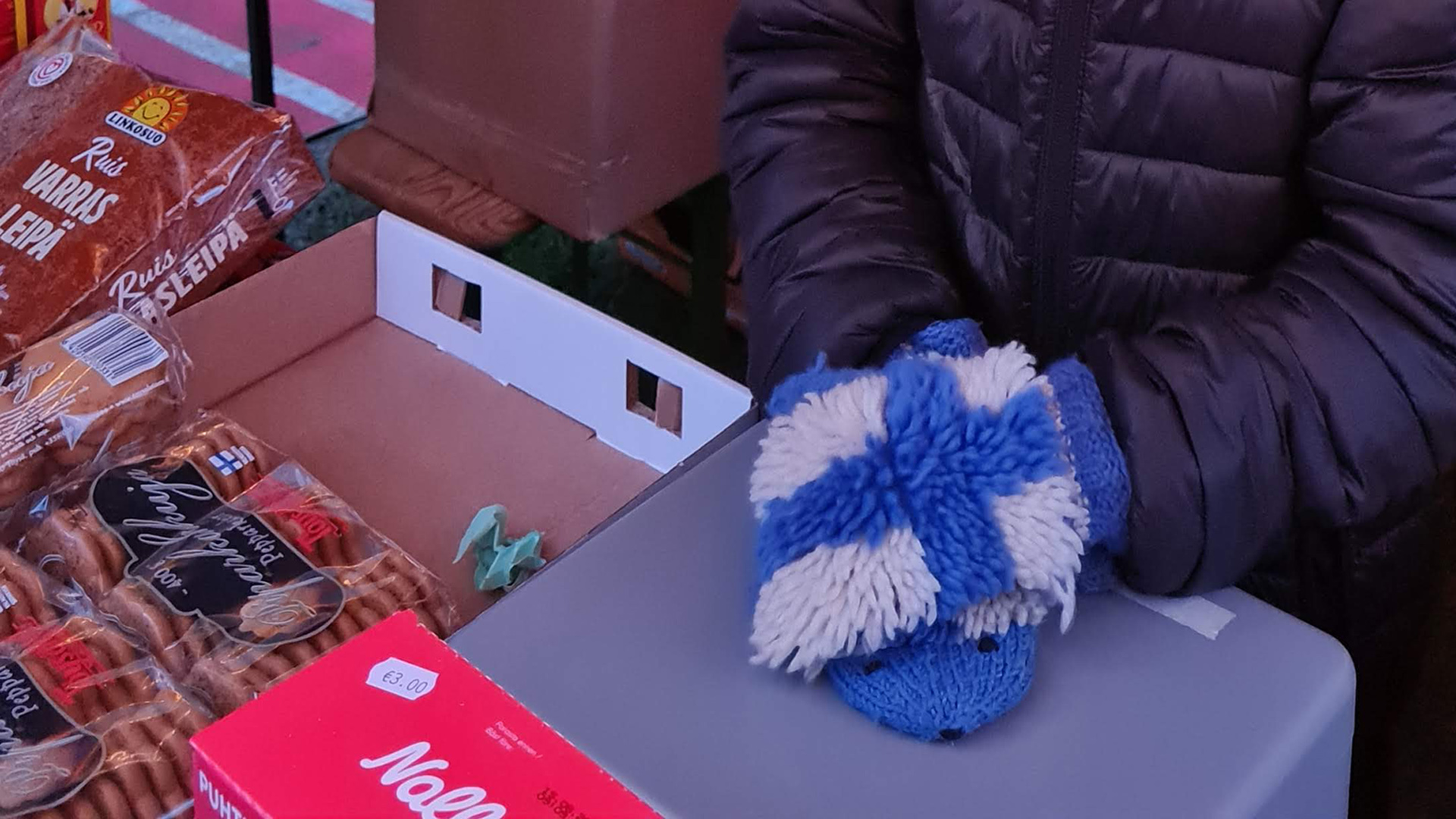 suomilapaset joulumyyjäisten tiskillä