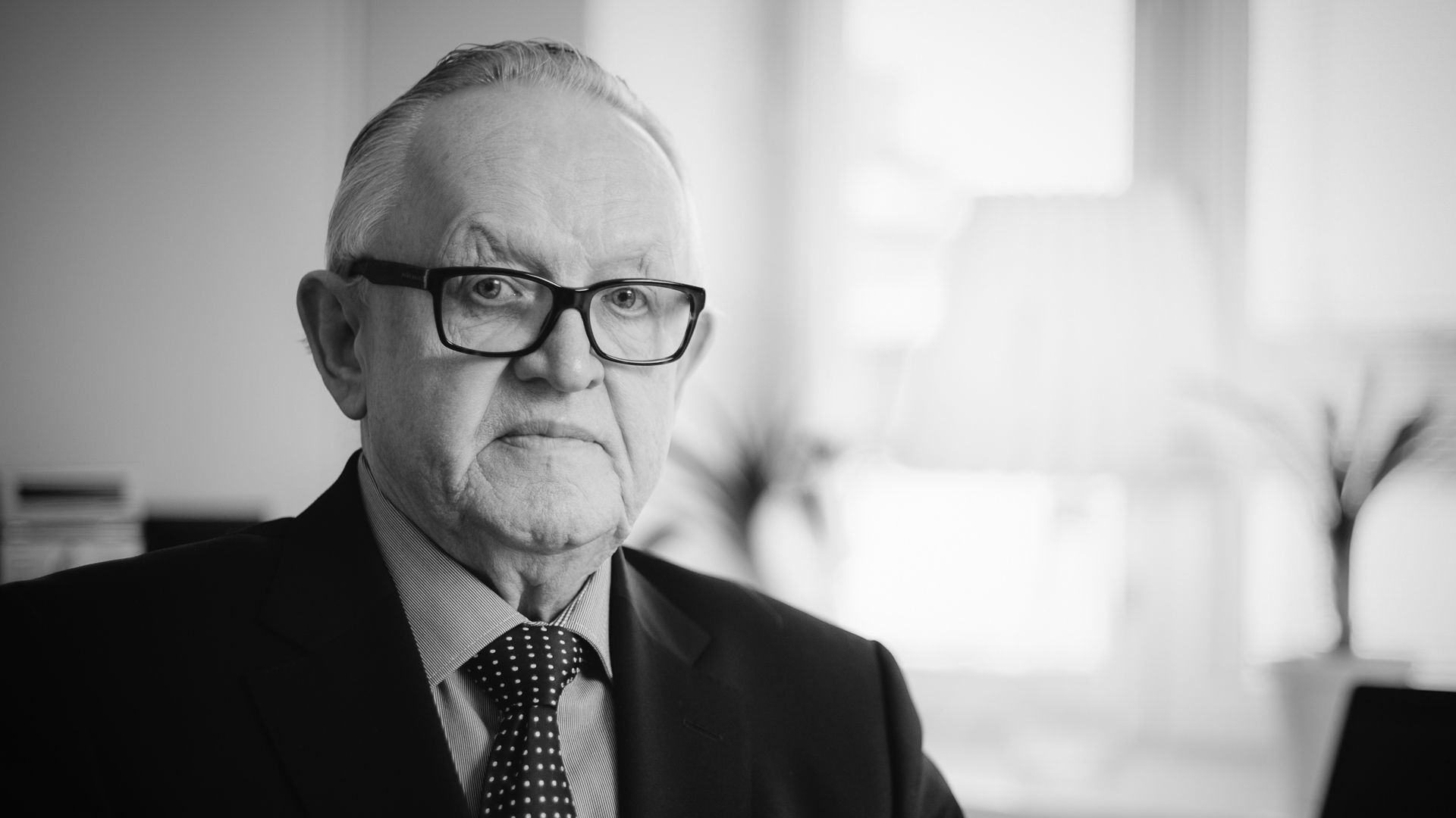 Martti Ahtisaaren mustavalkoinen muotokuva