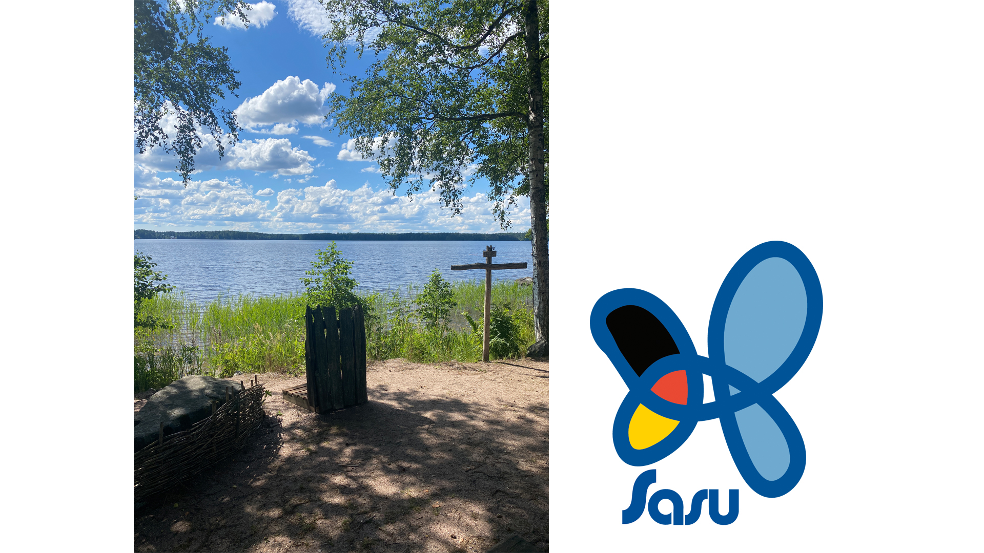 kesäinen rantamaisema, jossa puinen risti. Sasu-perhoslogo