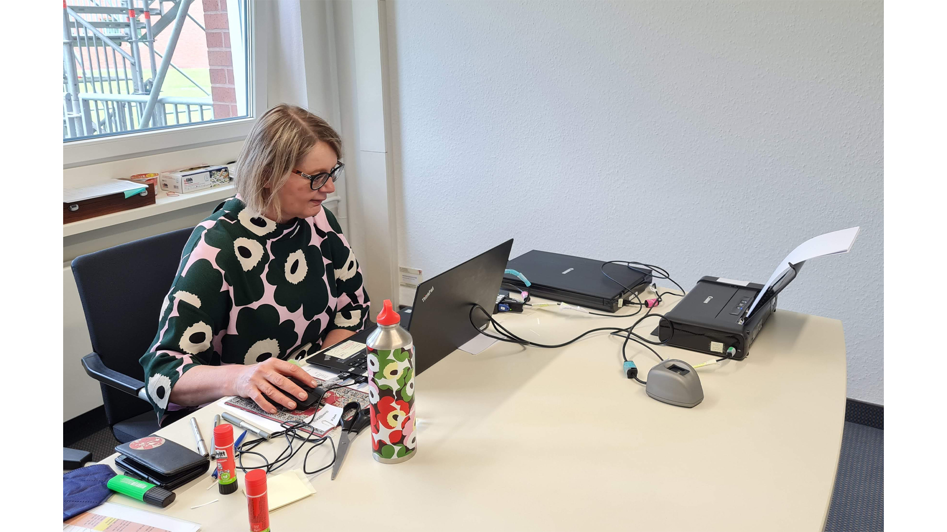 Tarja Parkkinen työpöydän ääressä