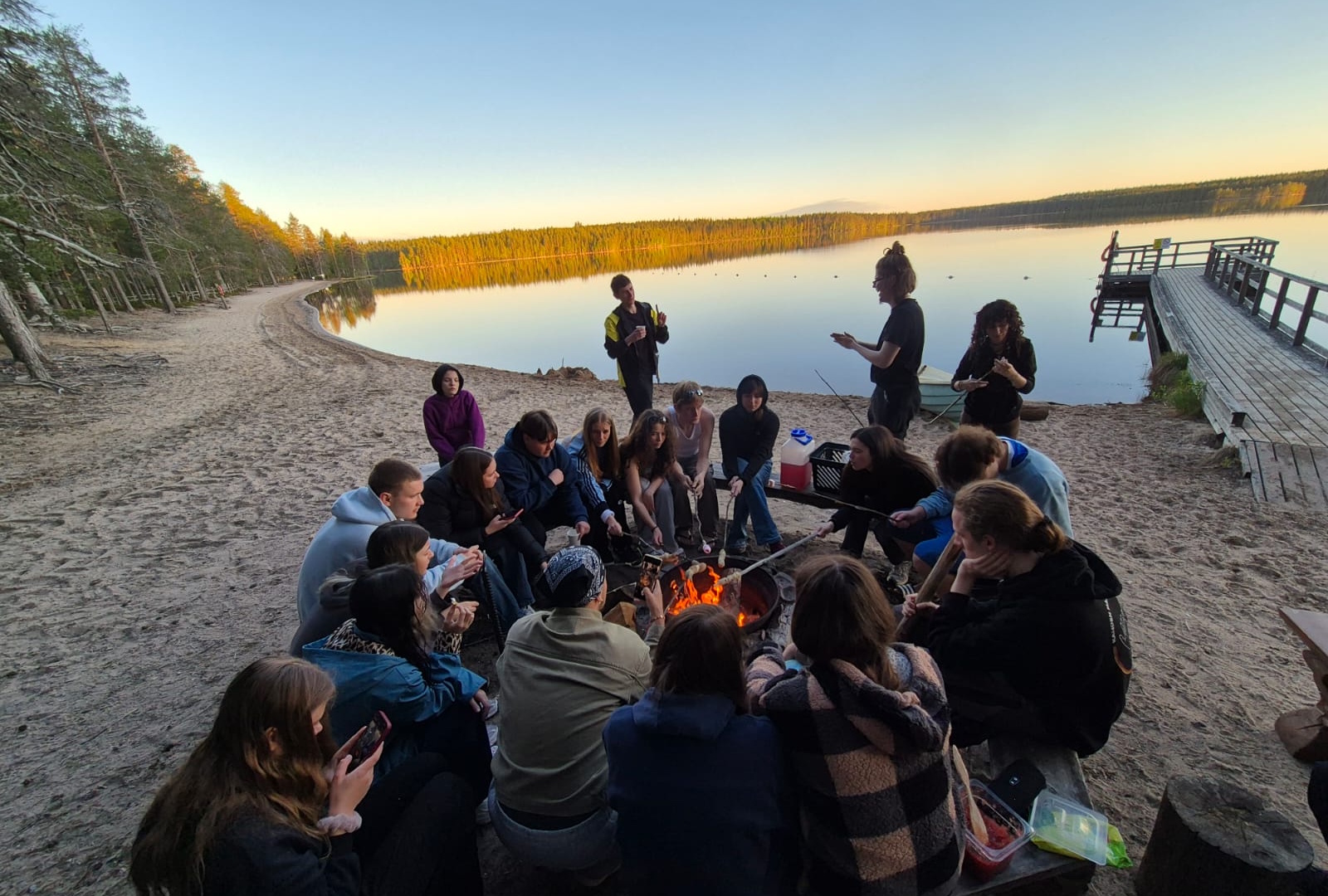 iltanuotiolla järven rannalla