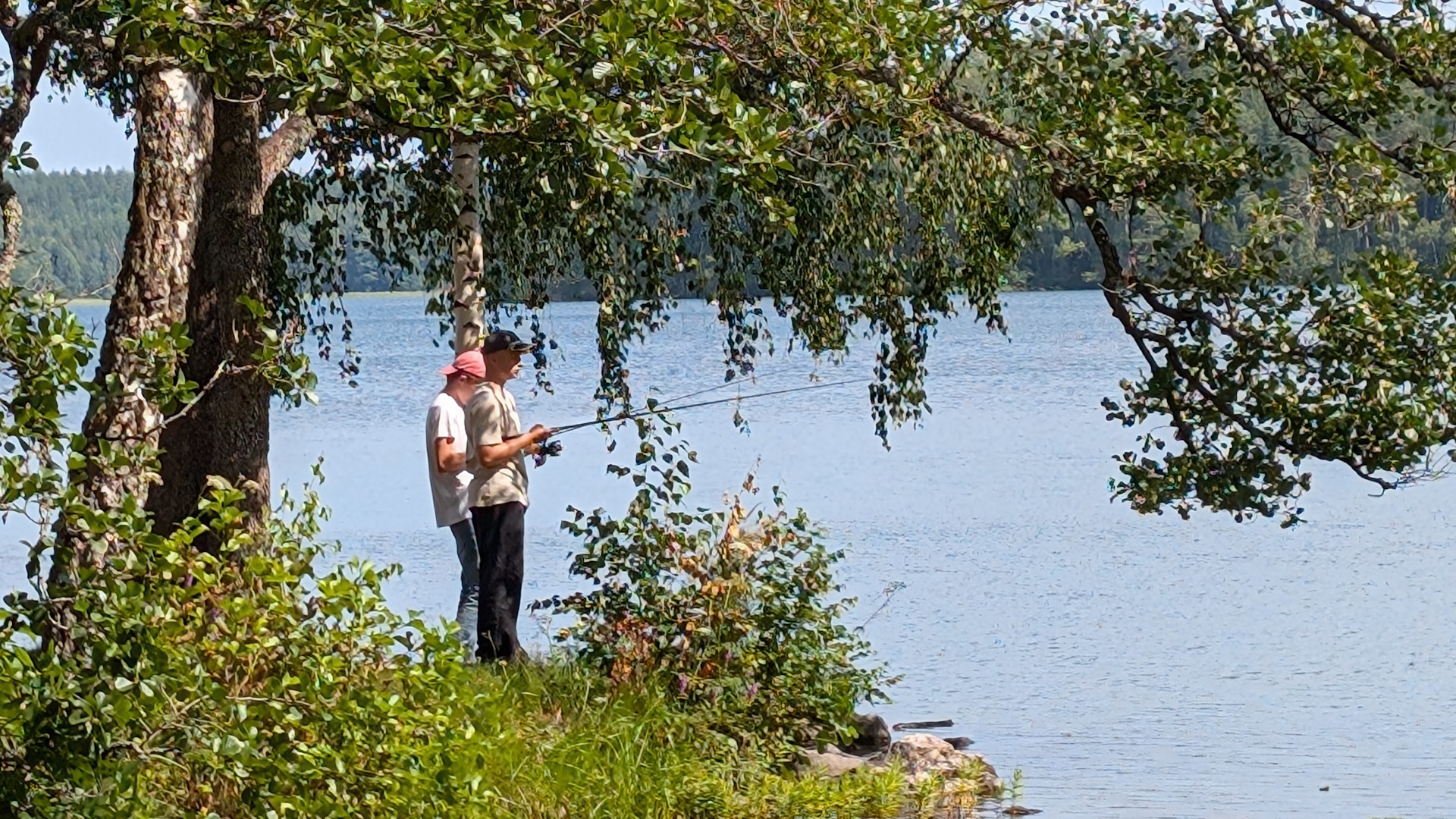 rippikoululainen ongella rannalla