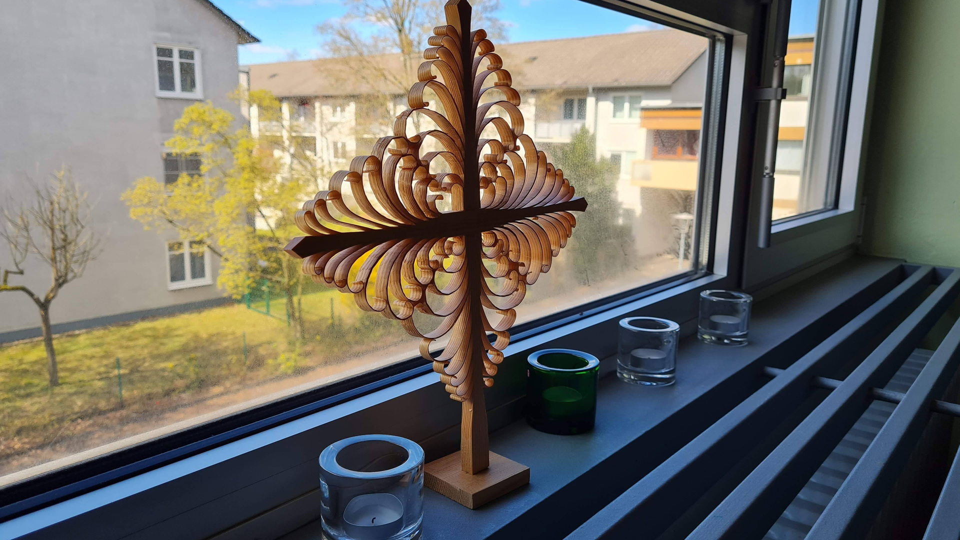tuomaanristi ikkunalaudalla