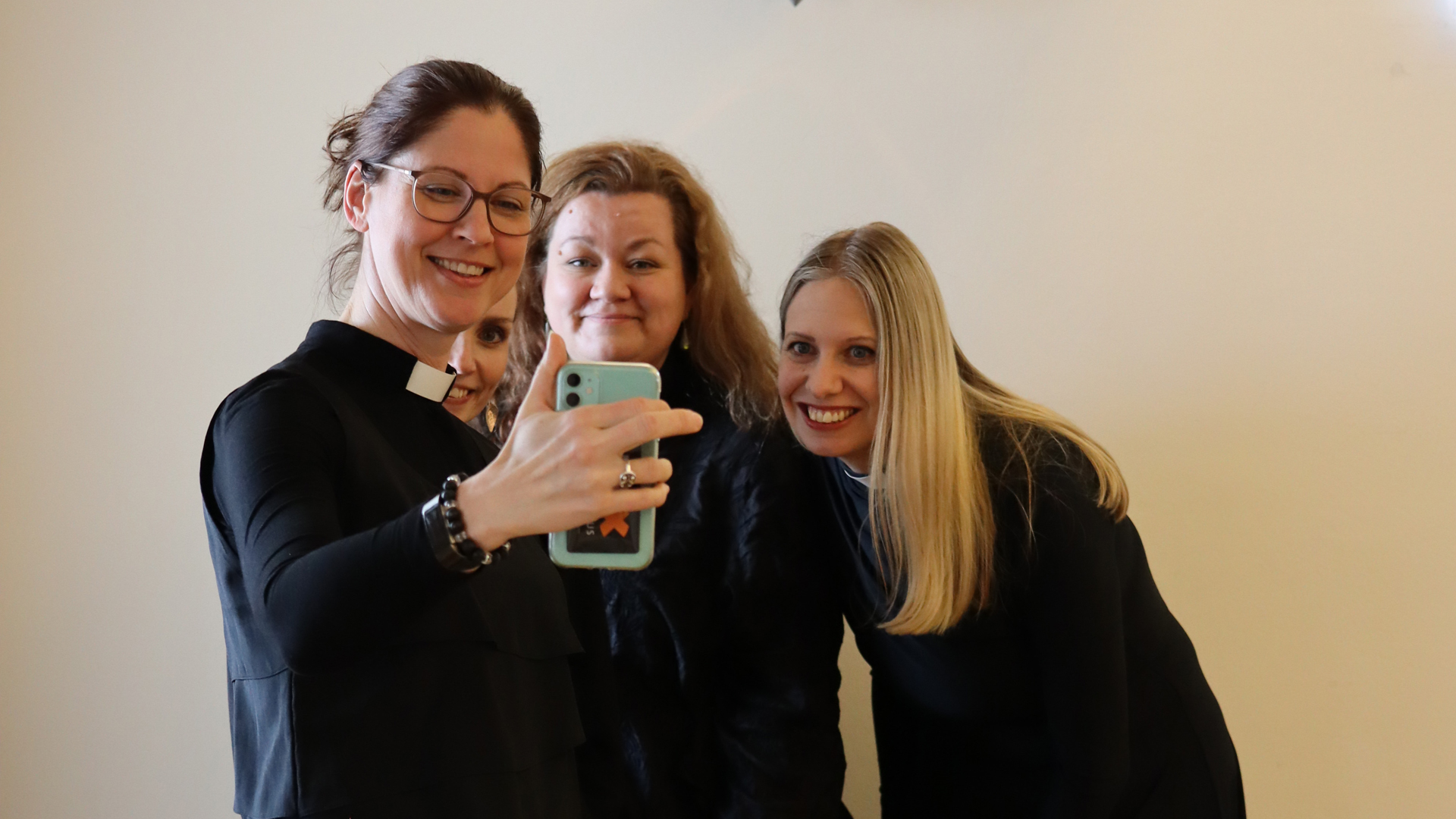 Saksan suomalaispapit ottamassa selfietä