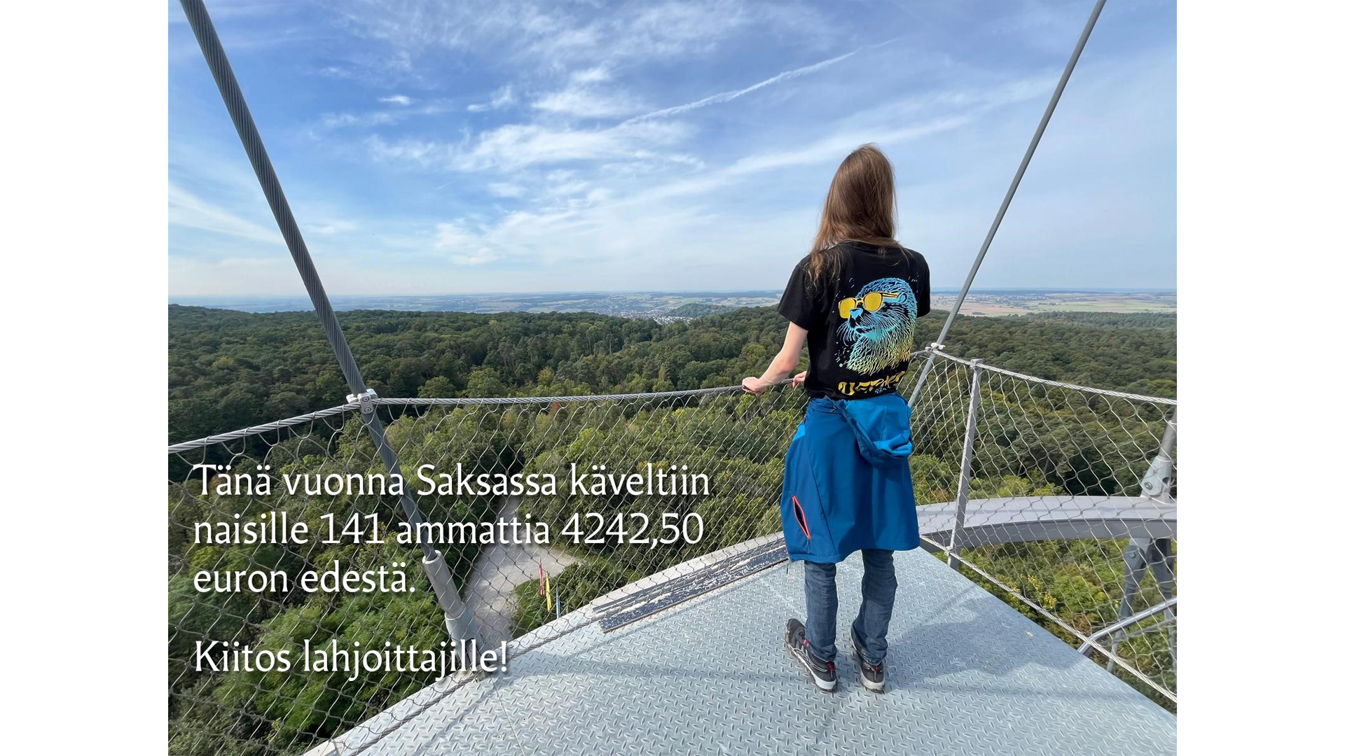 maisemaa katsova ihminen näkötornissa kuvattuna takaapäin