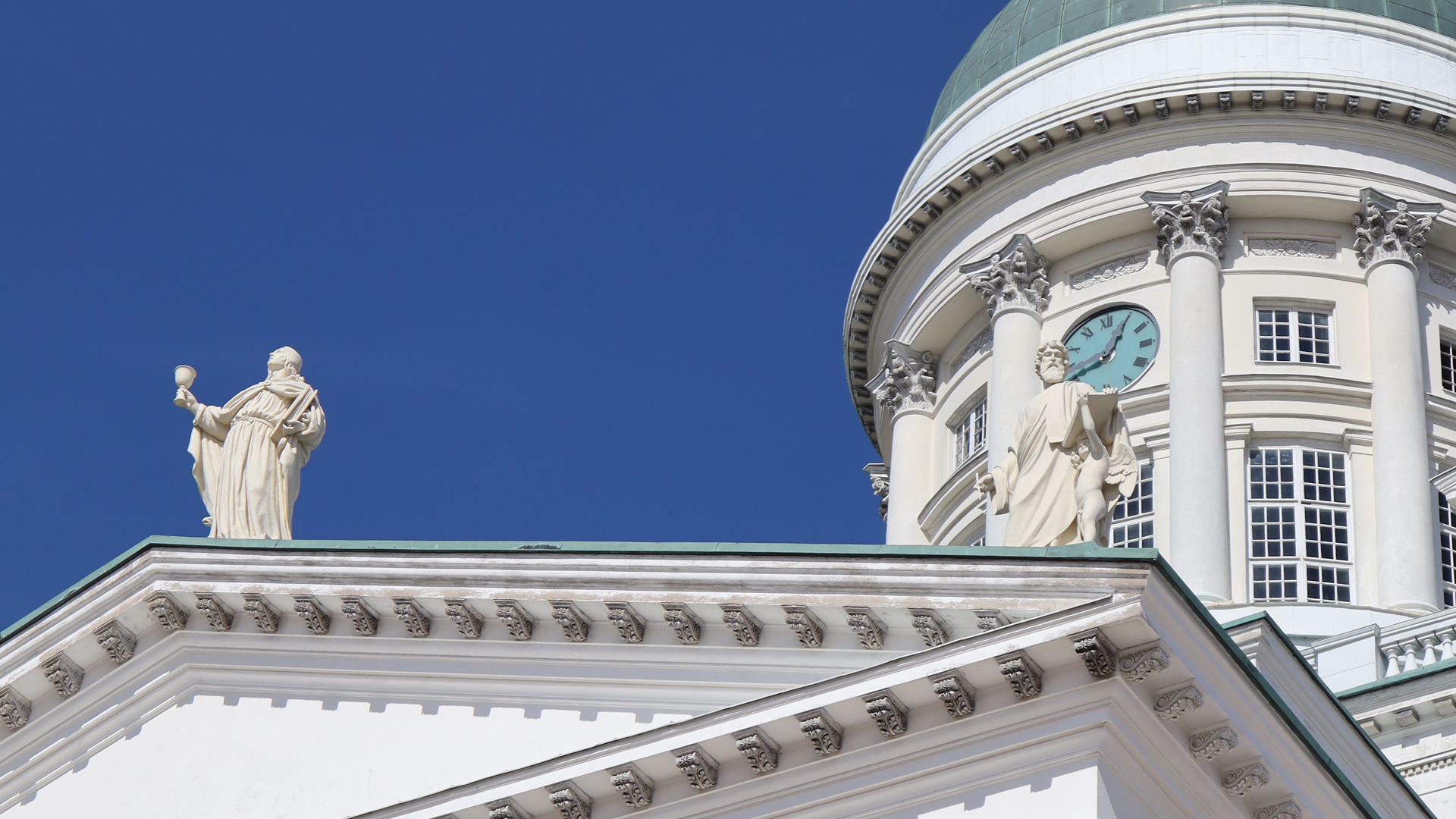 Helsingin tuomiokirkko alaviistosta kuvattuna sinistä taivasta vasten