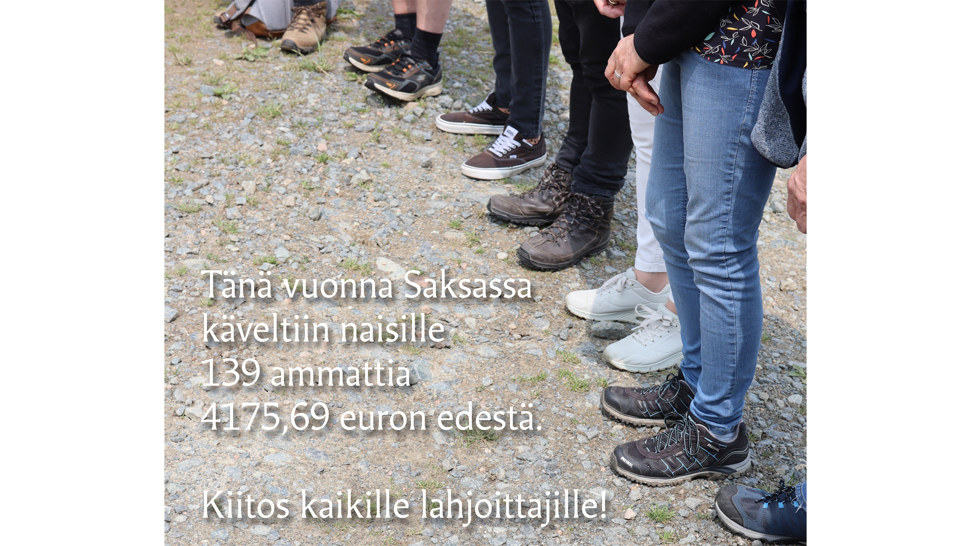 ringissä seisovien ihmisten jalat, kuvassa artikkelin teksti