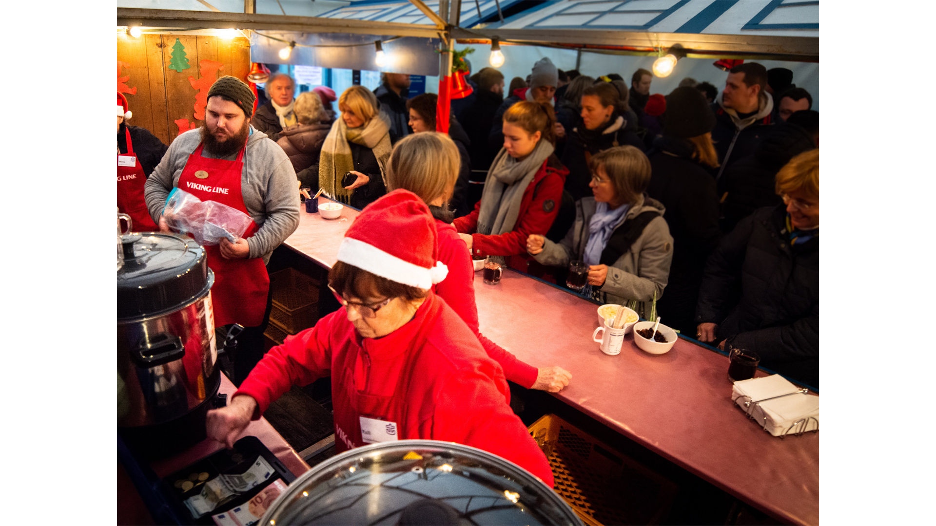 joulumyyjäisten myyjiä ja asiakkaita