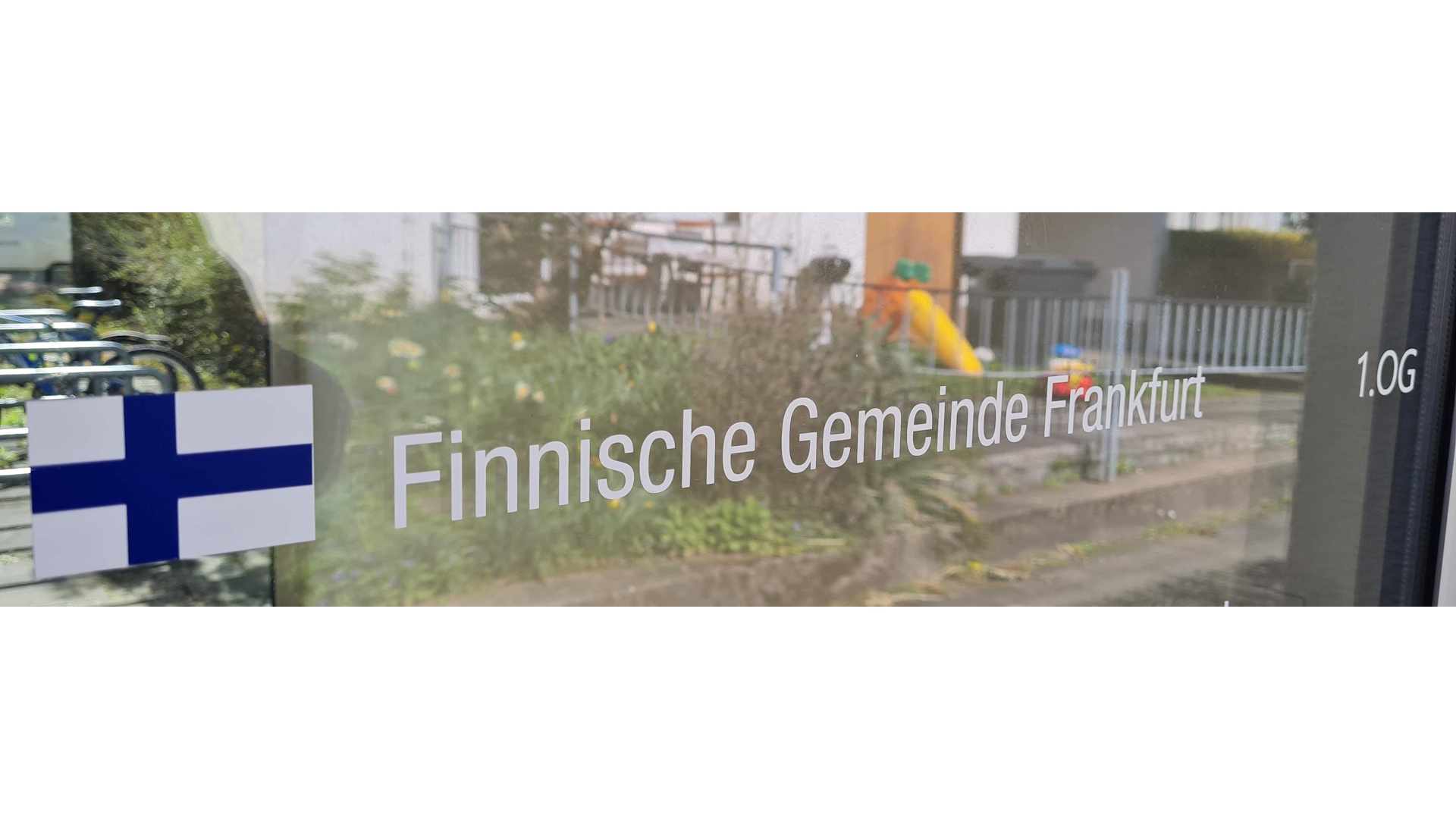 Finnische Gemeinde Frankfurt teksti lasiovessa