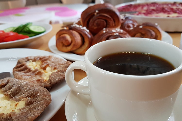 Kahvikuppi, karjalanpiirakka ja korvapuusti