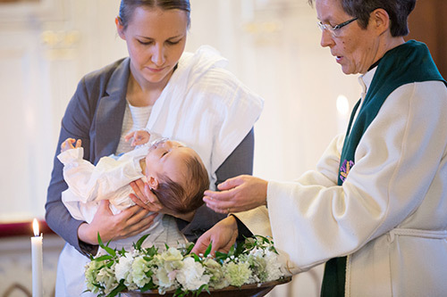Pappi kastaa lapsen.