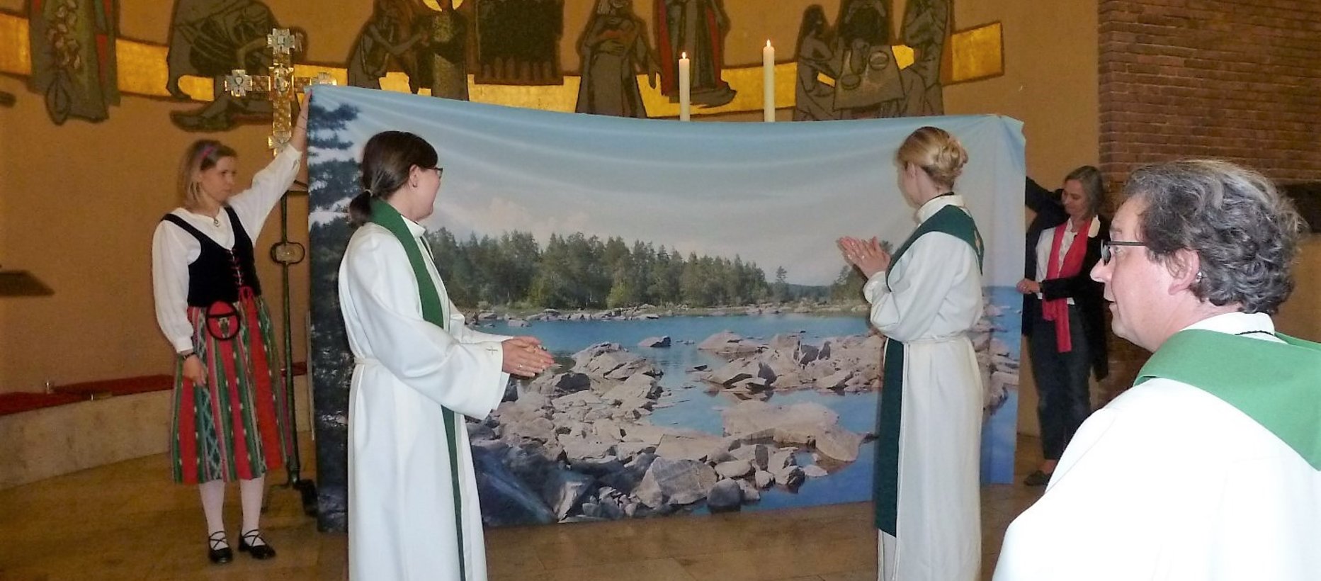 Avaa kuva isommaksi Lukasseurakunta ojentaa meille lahjaksi taustakuvan jumalanpalveluksiamme varten Kuva Paula Dierig, 2017