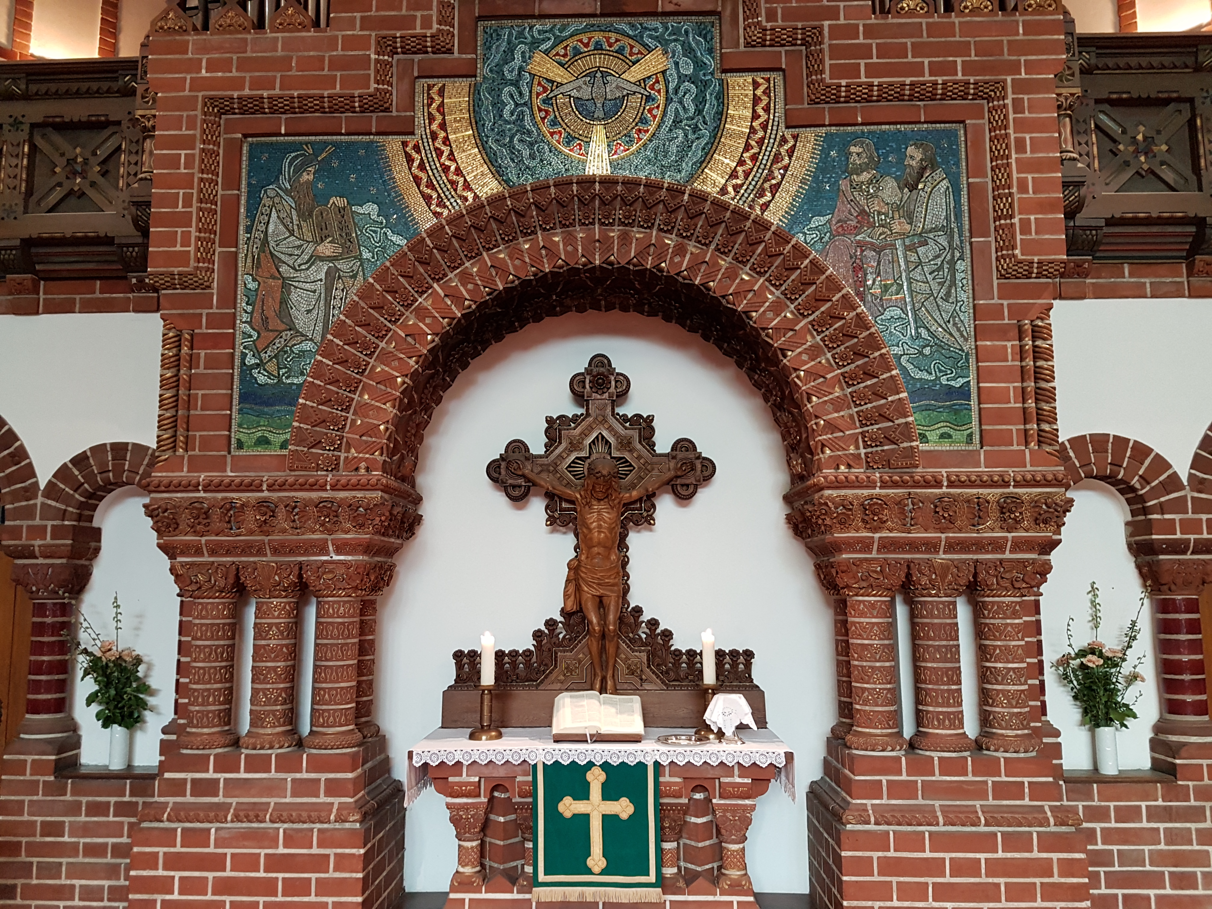 Itsenäisyyspäivän juhlajumalanpalvelus / Gottesdienst am Tag der Unabhängigkeit Finnlands Passiokirkon alttari