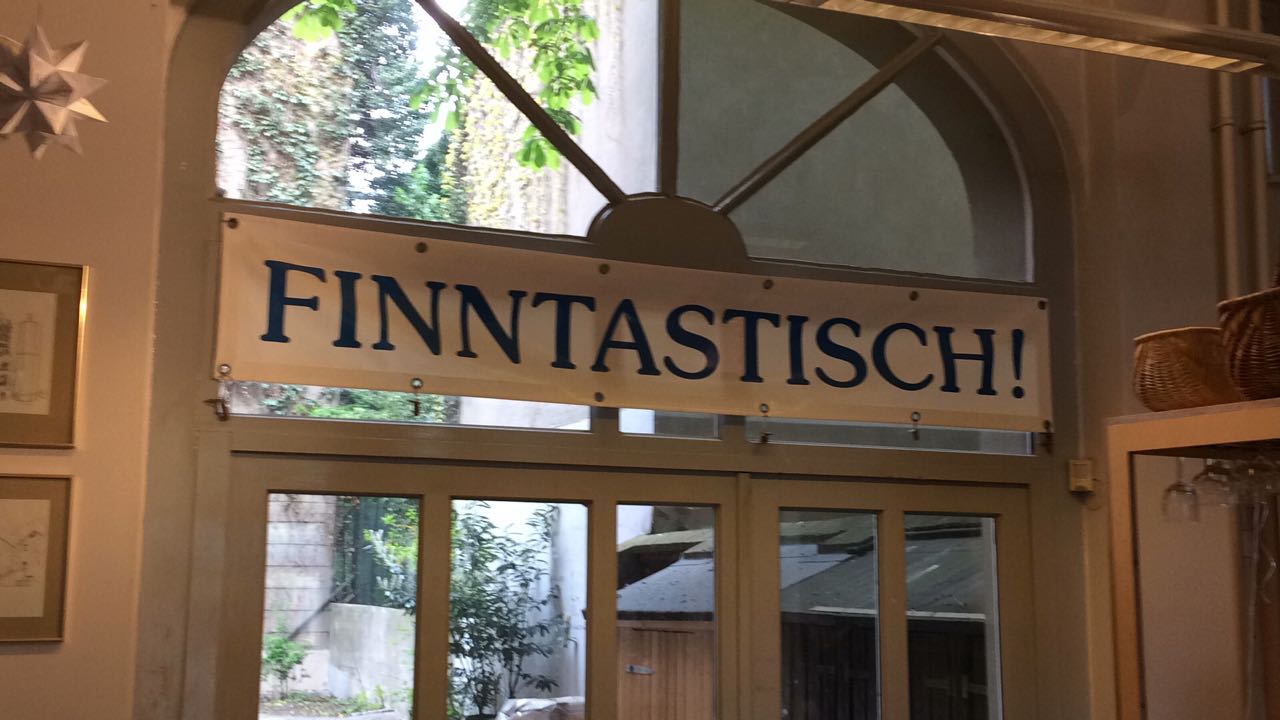 Siirretty: Seurakuntakokous / Gemeindeversammlung verschoben Finntastisch Schild im Finnland Zentrum
