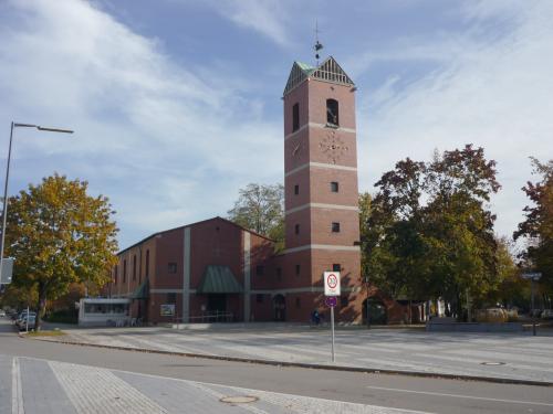 Jumalanpalvelus Münchenissä Dankeskirkko ulkoapäin