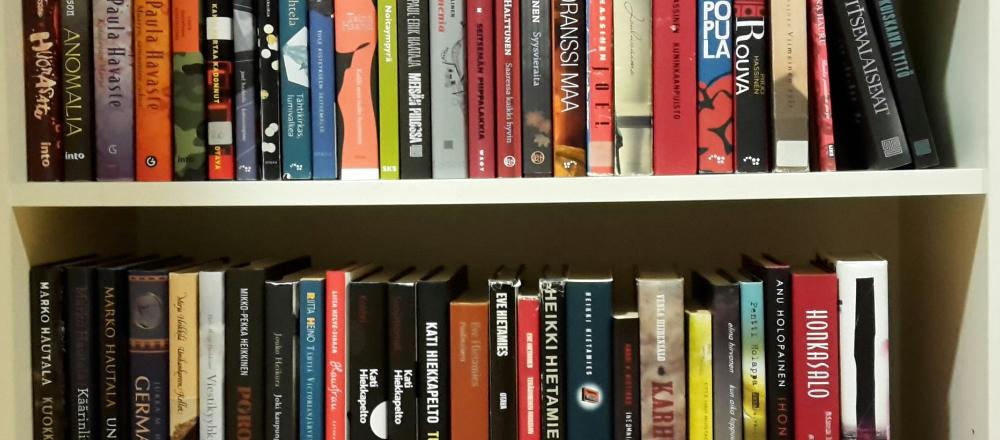 Kirjasto / Bücherei kuvassa frankfurtin seurakunnan kirjaston kirjoja