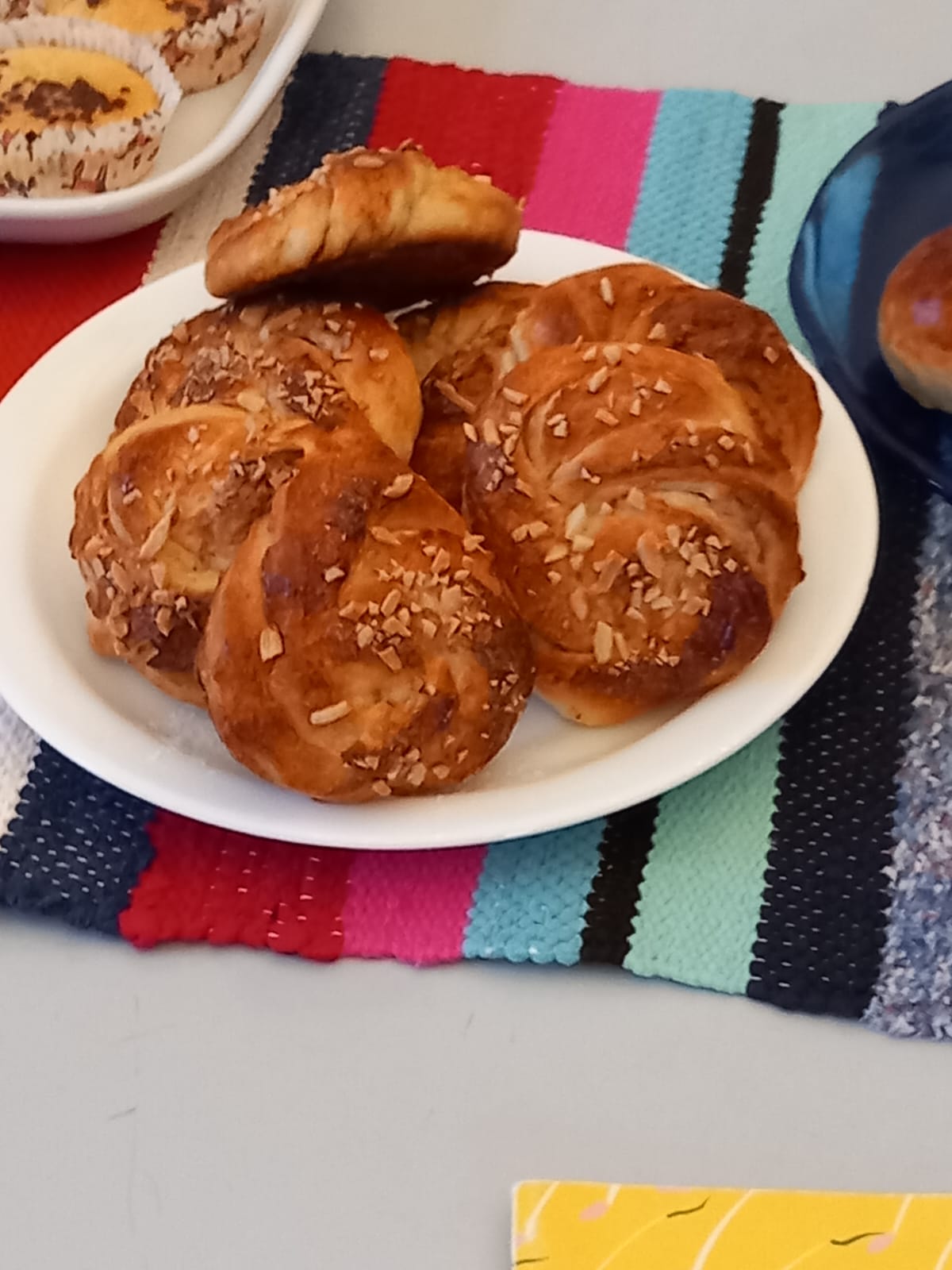 eriläisiä herkkuja esim. pulla pöydälle