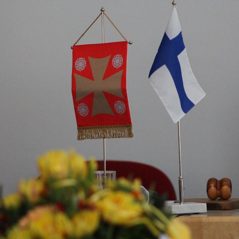 Suomen kirkon viiri ja Suomen lippu