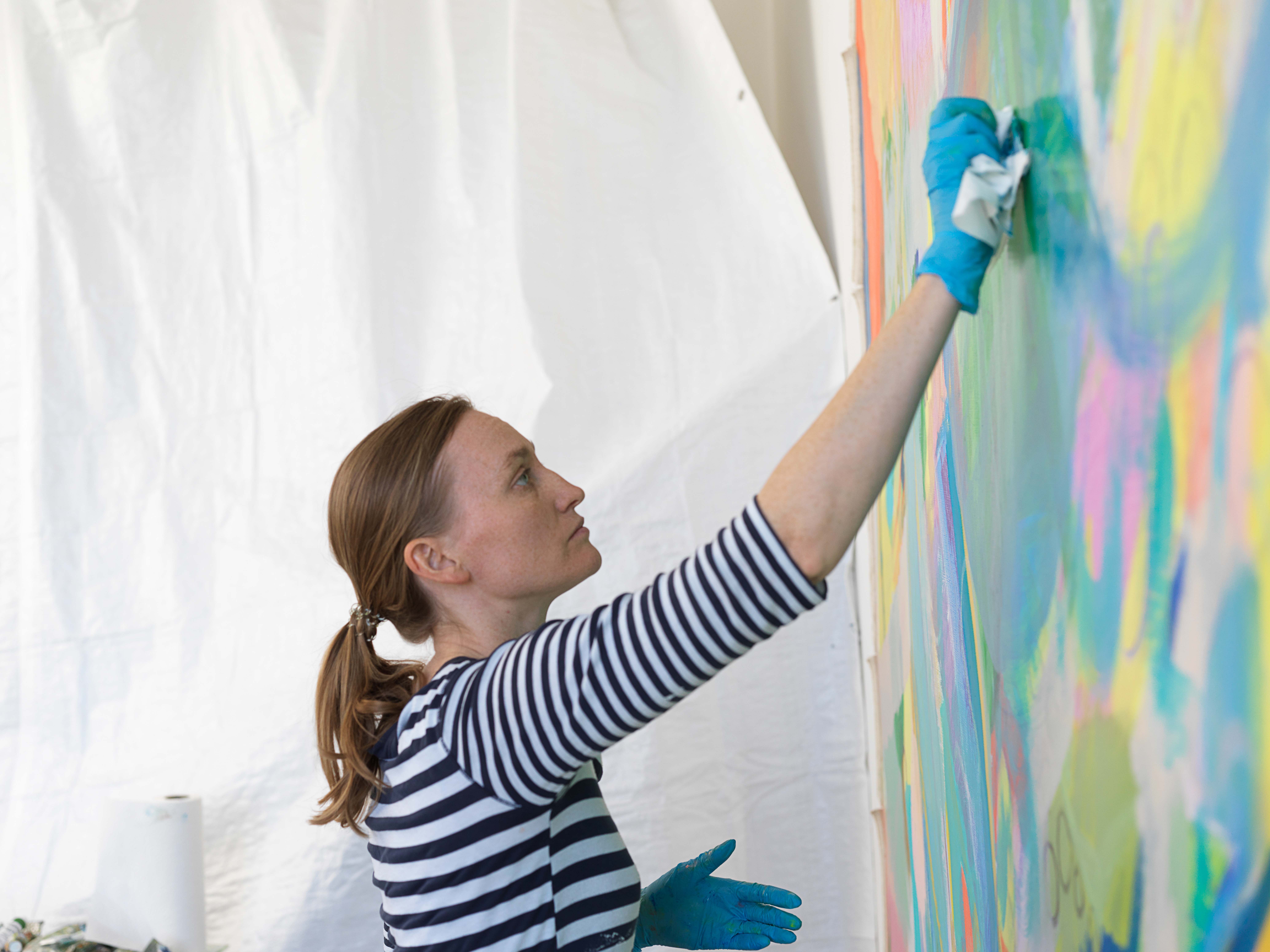 Helena Kauppila työskentelemässä maalauksen parissa.